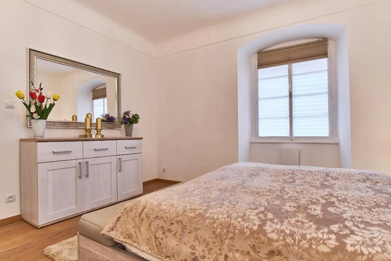 Charles Bridge Royal Apartment Praga