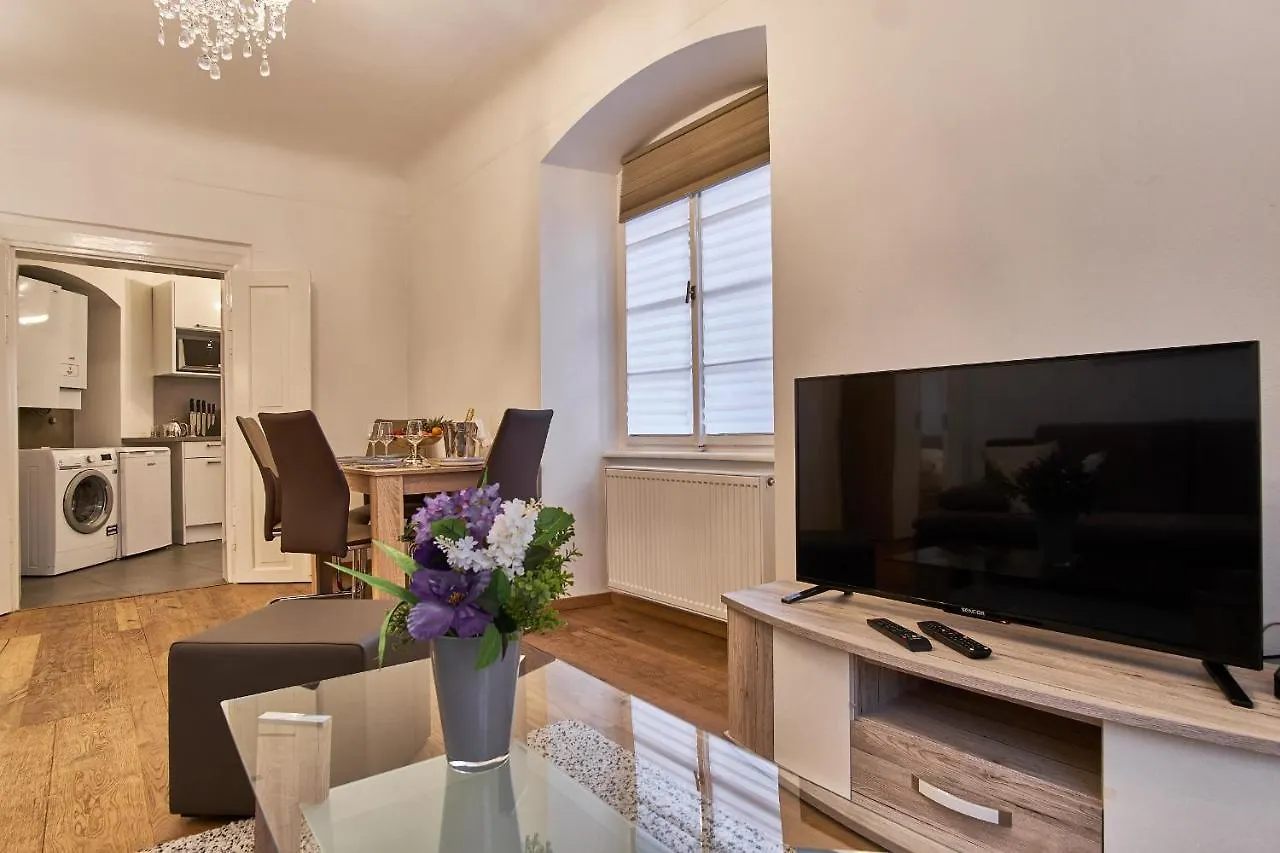 Charles Bridge Royal Apartment Prag 0*,